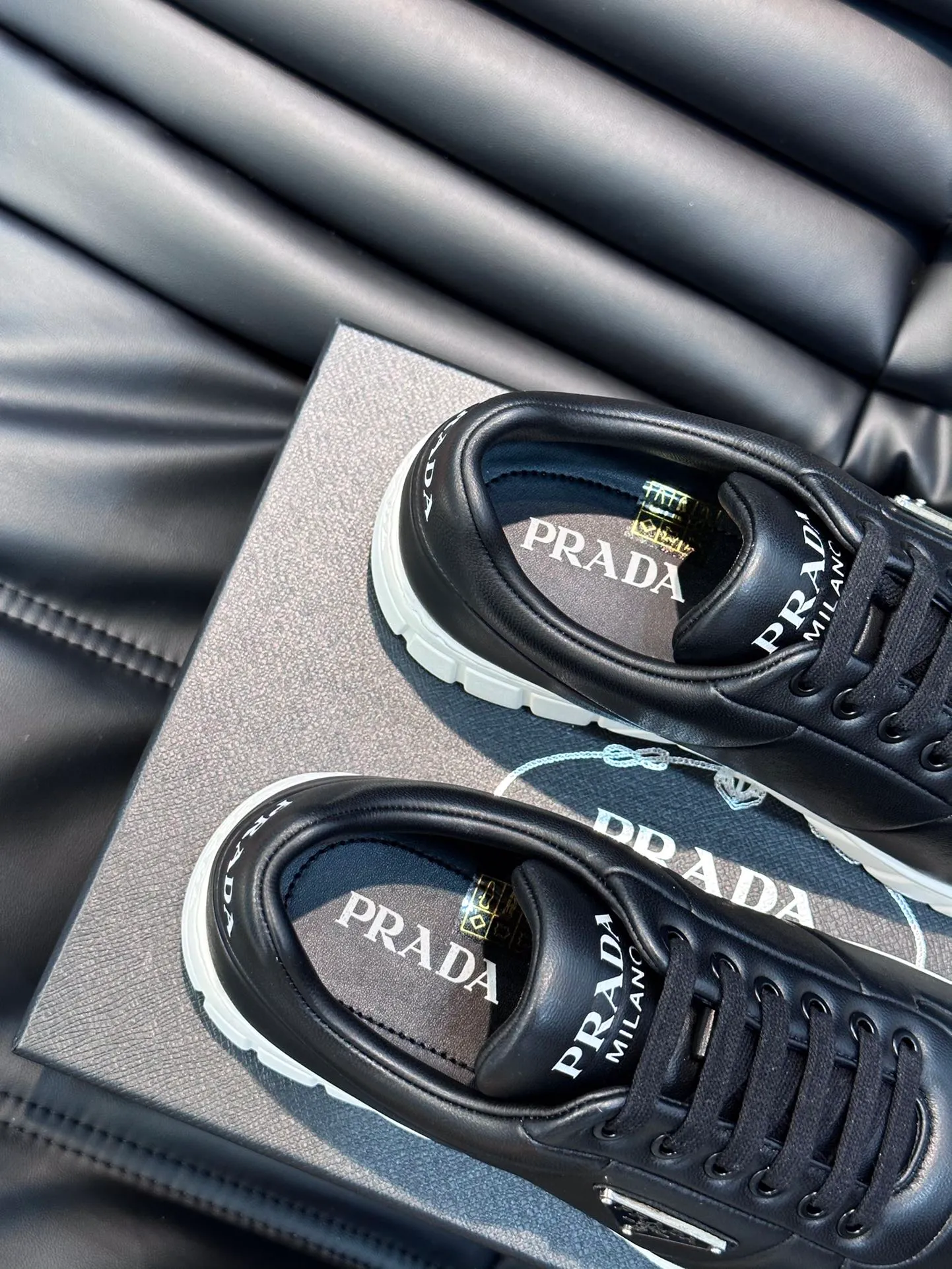 Men's shoes 💰p400 "Men's shoes 💰pRAD*" Men's shoes 💰prad* high-end men's thick-soled casual sports shoes, the details are perfectly replica of the original version, made of imported matte cowhide, full of texture, full calfskin lining, breathable and comfortable, men's shoes 💰p's classic black and white enamel metal logo decoration, all interpreting the brand style Genuine leather tongue Men's shoes on the tongue and heel 💰pRADA letter badges are embellished to show the brand style. Lightweight concave and convex pattern rubber outsole. Lightweight and increased by about 4CM. Excellent foot feel. Comfortable and breathable. Comes with original packaging. Size: 38-44